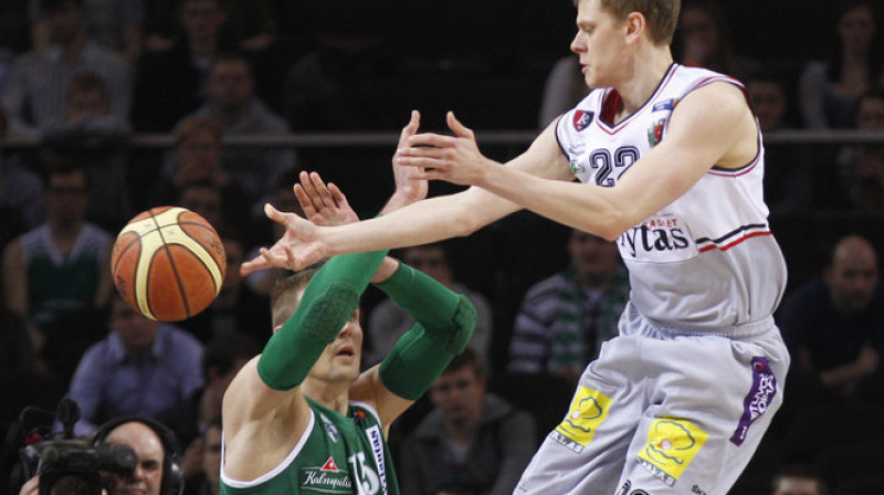 "Lietuvos rytas" snaiperis Eimants Bendžus (#22) spēlē pret Kauņas "Žalgiri" iemeta 6 no 9 tālmetieniem
Foto: www.lrytas.lt