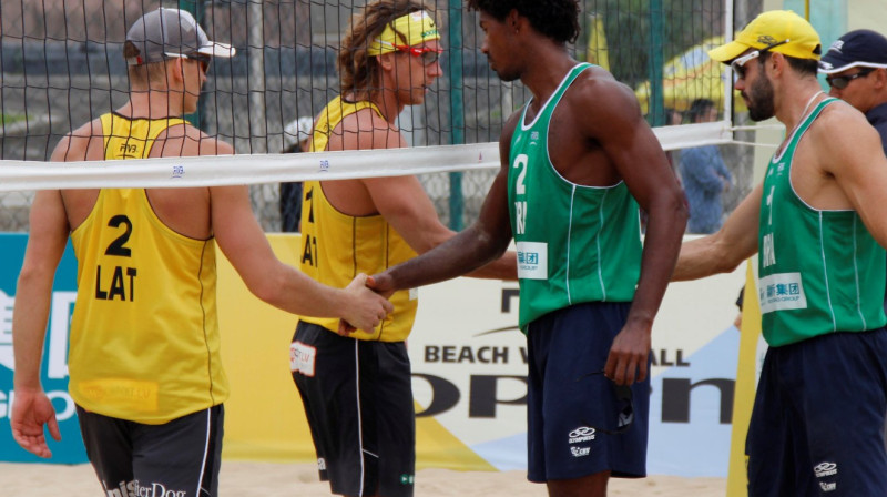 Jānis Šmēdiņš un Aleksandrs Samoilovs pirms pirmās abu kopīgās spēles
Foto: fivb.org