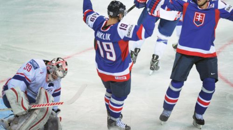 Slovākijas hokejisti atzīmē pirmos vārtus čempionātā
Foto: AFP/Scanpix