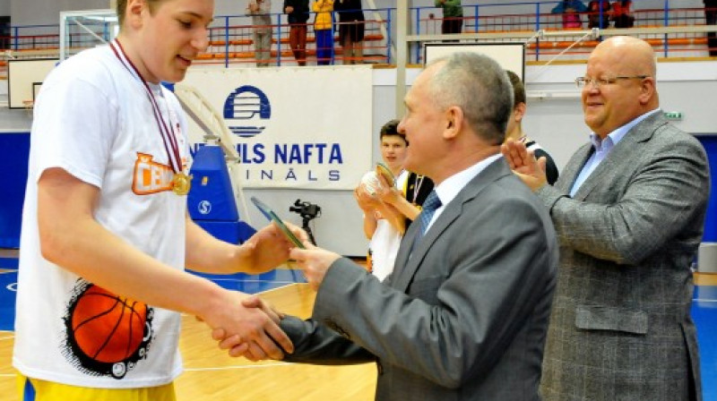 Latvijas Basketbola savienības prezidents Valdis Voins un LBS valdes pārstāvis Guntis Blumbergs apbalvo Swedbank LJBL Venden U17 grupas vērtīgāko spēlētāju Klāvu Čavaru.
Foto: Romualds...