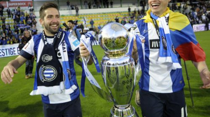 Žuau Moutinju un Hamess Rodrigess ar šogad izcīnīto Portugāles čempionu titulu
Foto: AFP/Scanpix