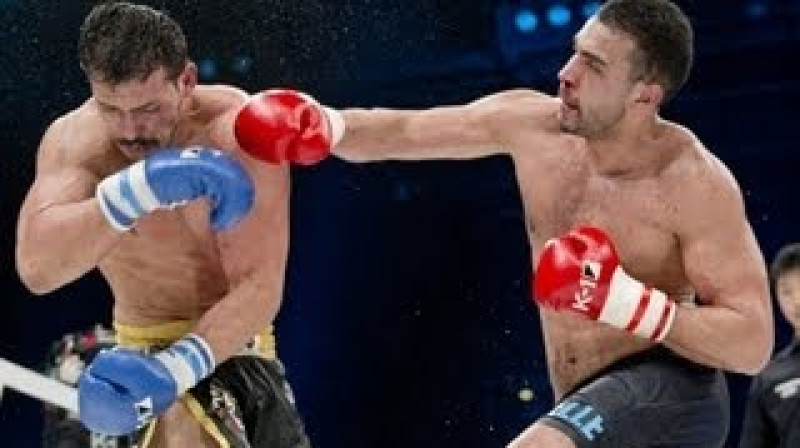 Zabits Samedovs (no kreisās) cīņā ar Badru Hari
Foto: mymma.ru