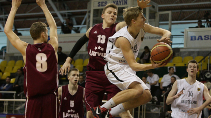 Miks Antoms Latvijas U16 izlases spēlē ar Turcijas kadetiem Sakarijas turnīrā.
Foto: tbf.org