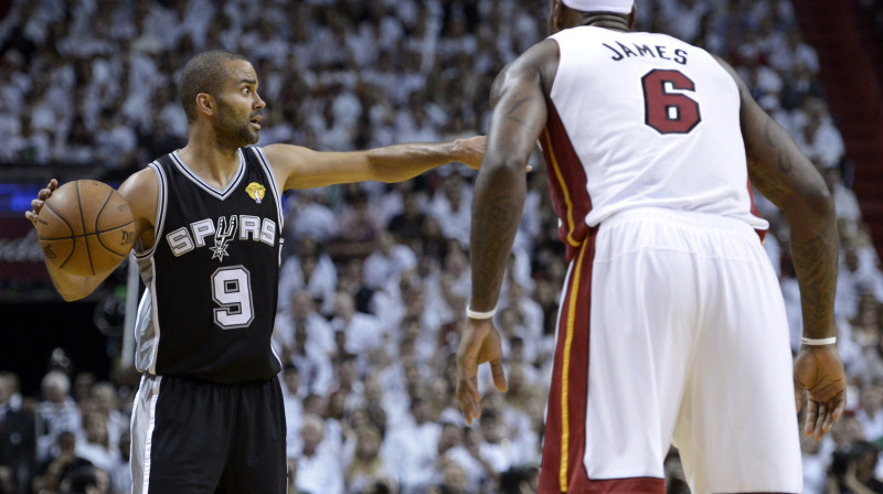 Tonijs Pārkers (#9) un Lebrons Džeimss (#6)
Foto: AFP