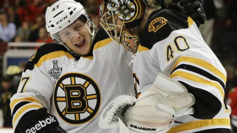 "Bruins" aizsargs Torijs Krugs apsveic vārtsargu Tūku Rasku ar uzvaru
Foto:AP/Scanpix