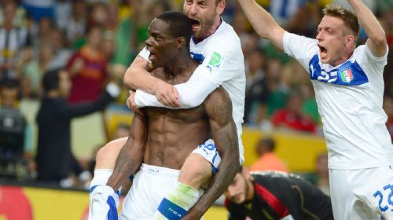 Itāļu futbolisti apsveic Mario Balotelli (bez krekla) ar gūtajiem vārtiem
Foto:AFP/Scanpix