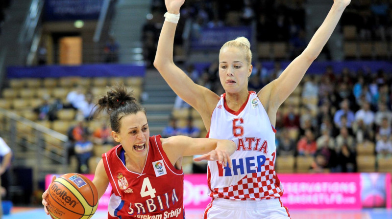 Serbijas basketbolistes 21. jūnijā svinēja trešo uzvaru pēc kārtas, no tālākas cīņas izslēdzot Horvātiju. Attēlā saspēles vadītāja Tamāra Radočaja (#4)
Foto: Romāns Kokšarovs, "Sporta...