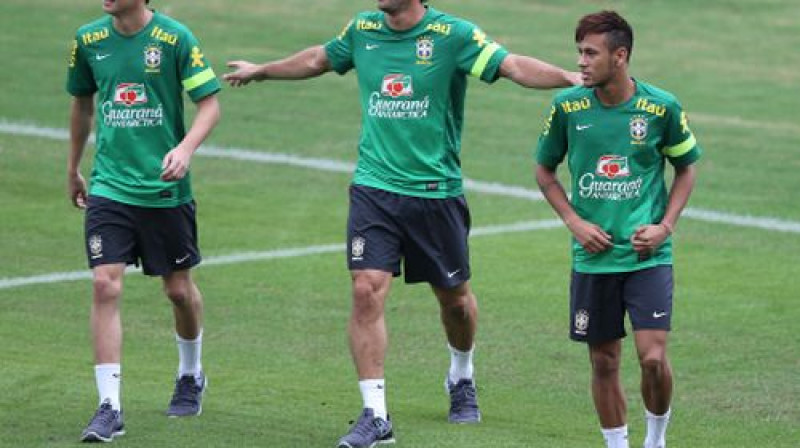 Brazīlijas izlases futbolisti Oskars, Freds un Neimārs treniņā pirms finālspēles
Foto:AP/Scanpix