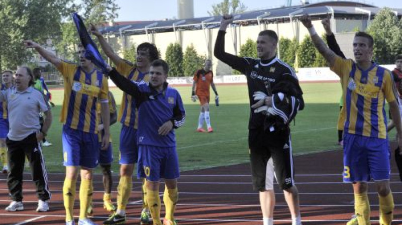 "Ventspils" pateicas līdzjutējiem
Foto: Romāns Kokšarovs, Sporta Avīze, F64