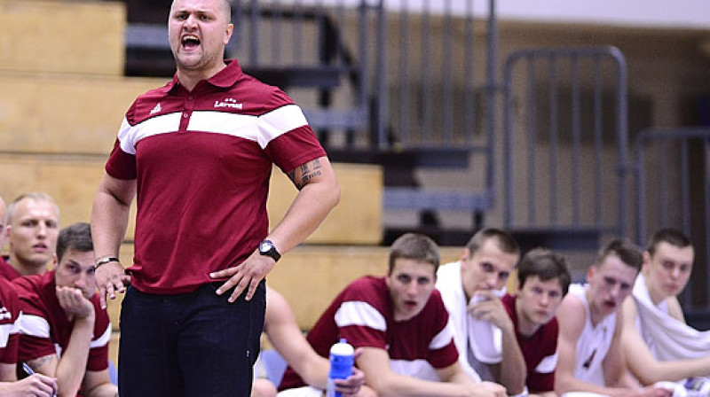 Latvijas U20 izlase un galvenais treneris Artūrs Štālbergs: piektdien Eiropas čempionāta ceturtdaļfināls pret Melnkalni.
Foto: FIBAEurope.com