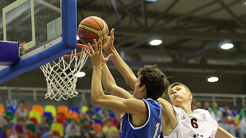 Kristaps Porziņģis un Latvijas U18 izlase: Itāliju apturēt neizdevās, nākamais eksāmens pret Horvātijas komandu.
Foto: FIBAEurope.com/Mārtiņš Sīlis