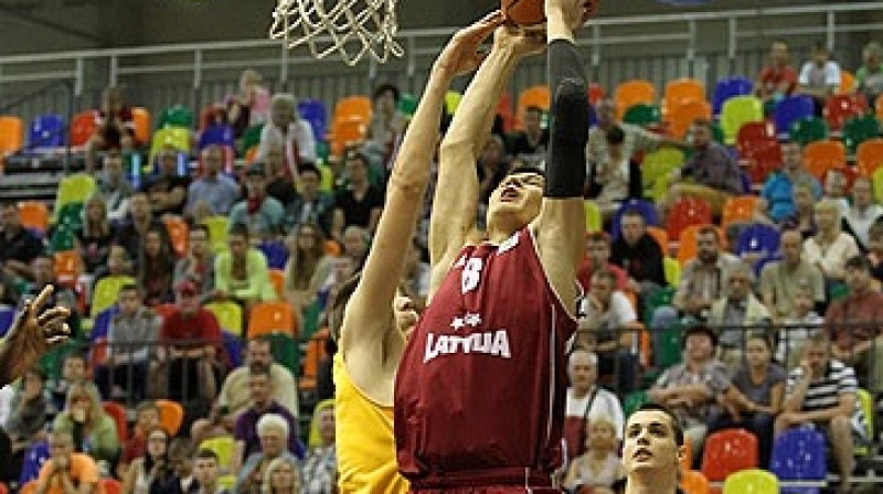 Ivars Rihards Žvīgurs spēlē pret Spāniju
Foto: Mārtiņš Sīlis, www.fibaeurope.com