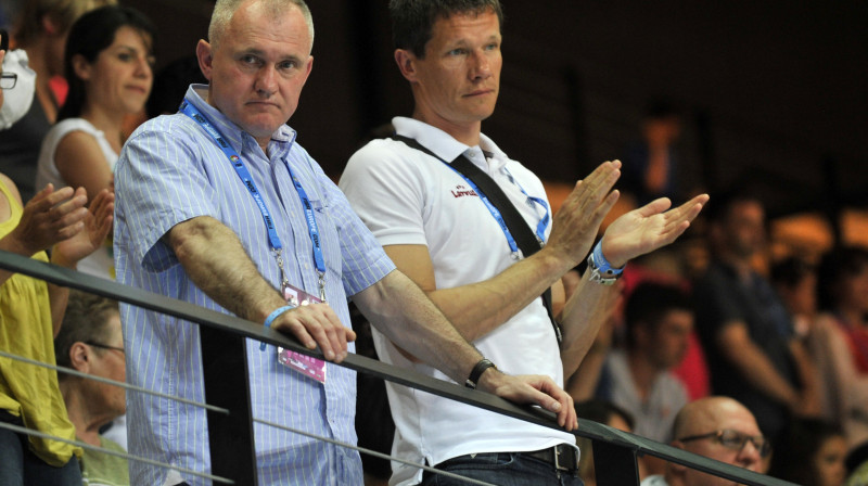 Valdis Voins (pa kreisi) starp basketbola skatītājiem
Foto: Romāns Kokšarovs, Sporta Avīze, F64