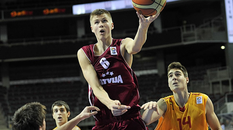 Kristaps Porziņģis: 11 punktu, 15 atlēkušās bumbas un 9 bloķēti metieni Eiropas čempionāta bronzas mačā ar Spānijas junioriem.
Foto: FIBAEurope.com/Romans Kokšarovs