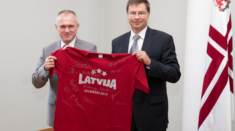 Latvijas Basketbola savienības prezidents Valdis Voins Ministru prezidentam Valdim Dombrovskim uzdāvināja basketbola kreklu ar Latvijas U20 izlases dalībnieku - Eiropas vicečempionu -...