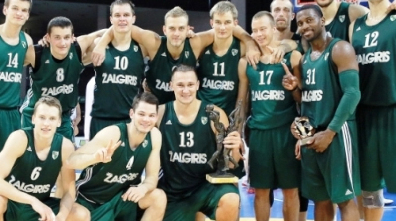 Kaspars Vecvagars (#6) ar komandas biedriem. Foto: zalgiris.lt