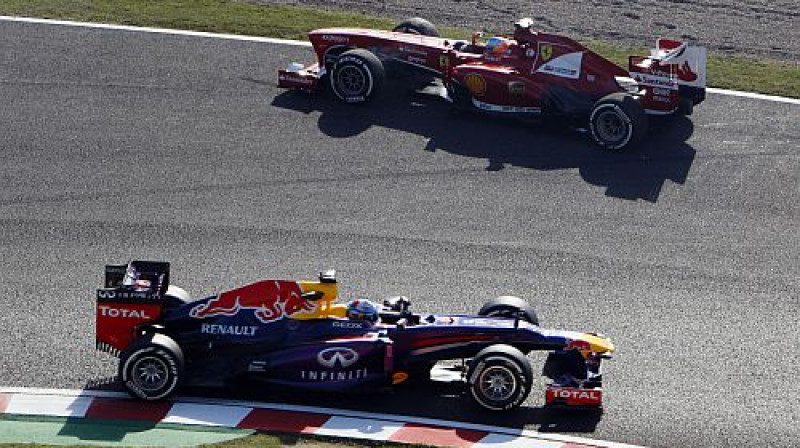 Fetels pabrauc garām saslīdējušajam Alonso
Foto: TT NYHETSBYRN/Scanpix