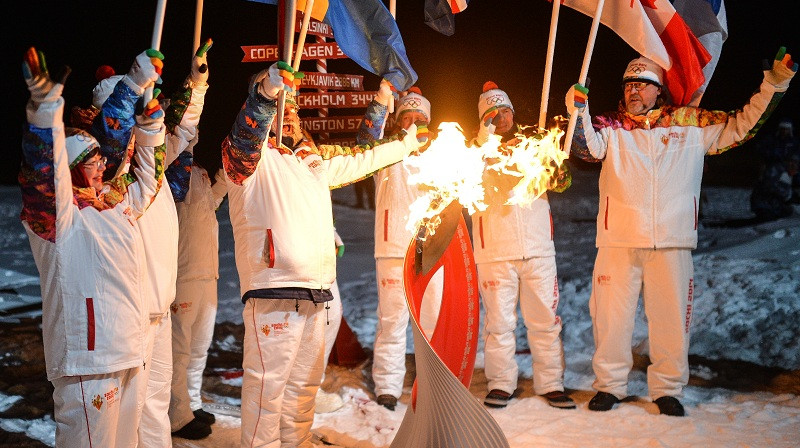 Olimpiskā uguns Ziemeļpola ģeogrāfiskajā punktā 
Foto: torchrelay.sochi2014.com