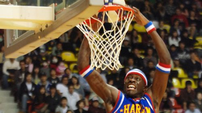 "Globetrotters" pazīstama ar saviem ekstravagantajiem basketbola trikiem
Foto:AP/Scanpix