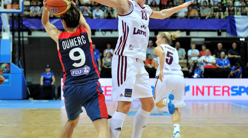 Kristīne Kārkliņa Eiropas čempionāta spēlē pret Franciju
Foto: Romāns Kokšarovs, "Sporta Avīze", f64