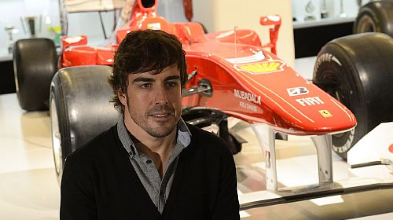 Fernando Alonso savas izstādes atklāšanā
Foto: AFP/Scanpix