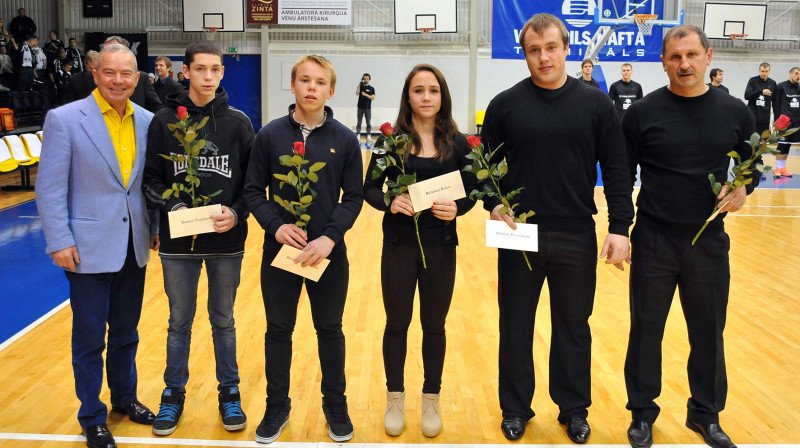 Ritvars Suharevs un Rebeka Koha (abi centrā); Artūrs Plēsnieks un Eduards Andruškēvičs (abi labajā pusē)
Foto: Juris Presņikovs, ventspils.lv