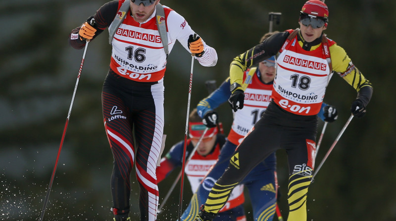 Andrejs Rastorgujevs (#18) cīņā ar Simonu Ederu (#16)
Foto: AP