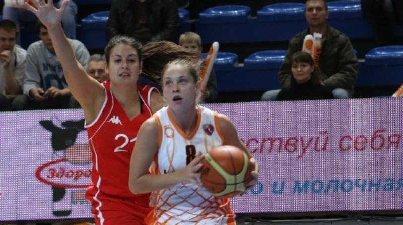 Ieva Krastiņa (pa kreisi) spēlē pret UGMK
Foto: www.basket.ugmk.com