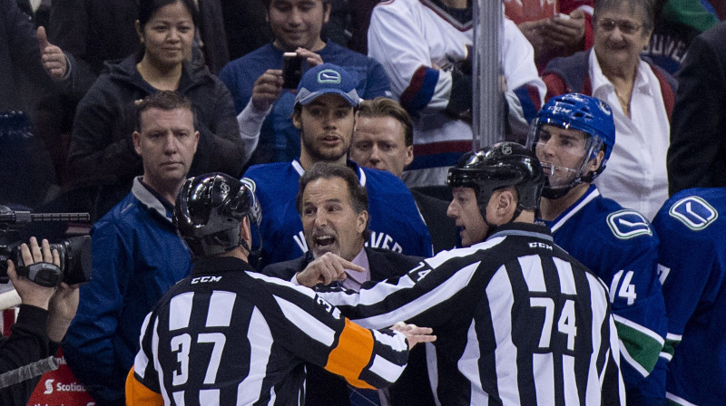 Vankūveras "Canucks" galvenais treneris Džons Tortorella (starp tiesnešiem)
Foto: AP/Scanpix