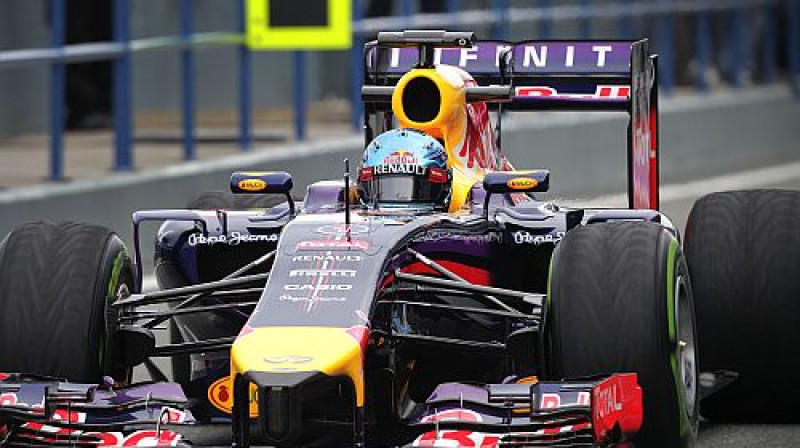 Fetels pie jaunās "Red Bull RB10" mašīnas stūres
Foto: TT NYHETSBYRN/Scanpix