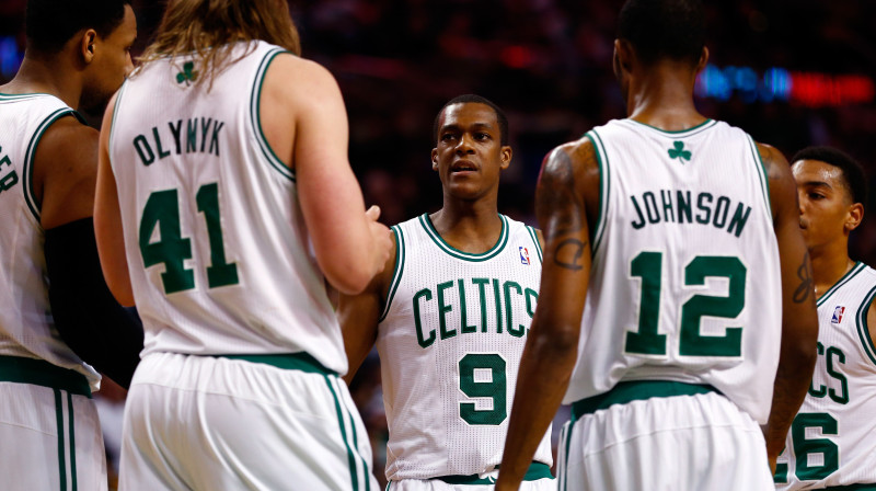Reižons Rondo (centrā) pēc viena mača izlaišanas atgriezīsies laukumā, lai palīdzētu "Celtics" pārtraukt četru zaudējumu sēriju
Foto: AFP/Scanpix