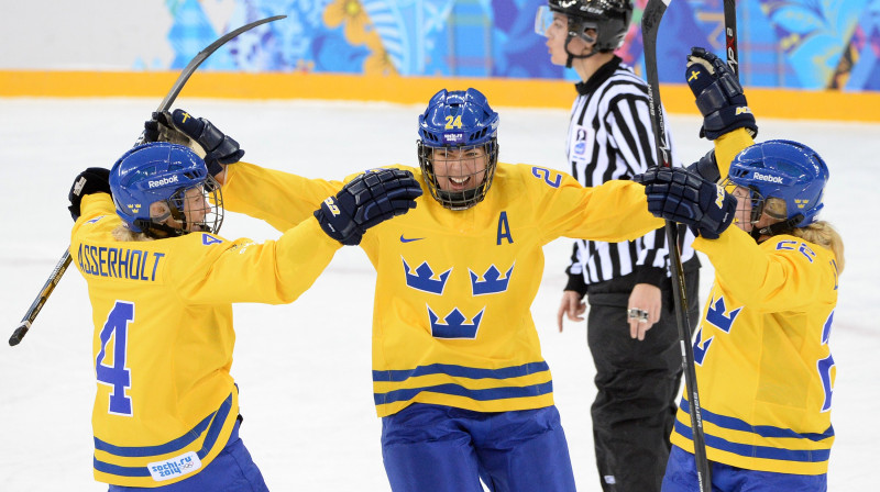Zviedrijas hokejistes svin vārtu guvumu
Foto: AFP/Scanpix