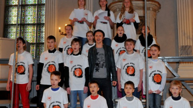 2013.gadā LJBL Talantu nedēļā basketbolistu koris dziedāja kopā ar Renāru Kauperu. Šogad - jauni izaicinājumi.
Foto: Romualds Vambuts