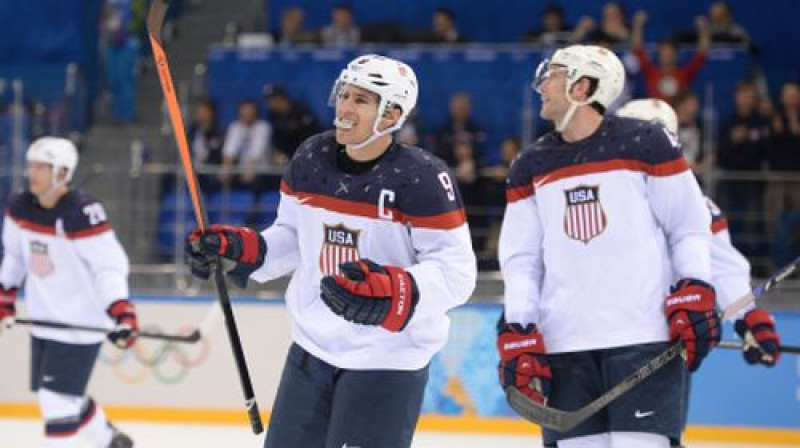 ASV hokejisti var būt atviegloti - viņi pusfinālā iekļuva samērā mierīgi. Par saviem kaimiņiem kanādiešiem gan viņi tā nevar teikt
Foto:AFP/Scanpix