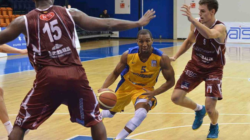 Lorenco Viljams "Lietkabelis"  spēlētāju ielenkumā 
Foto: bkventspils.lv