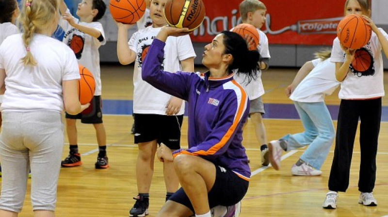"TTT Rīga" spēlētāja Dita Rozenberga mazos rīdziniekus iepazīstina ar basketbola tehnikas noslēpumiem.
Foto: Romualds Vambuts