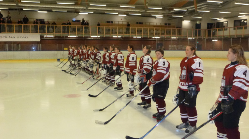 Latvijas sieviešu hokeja izlase no Zviedrijas atveda vienu uzvaru.