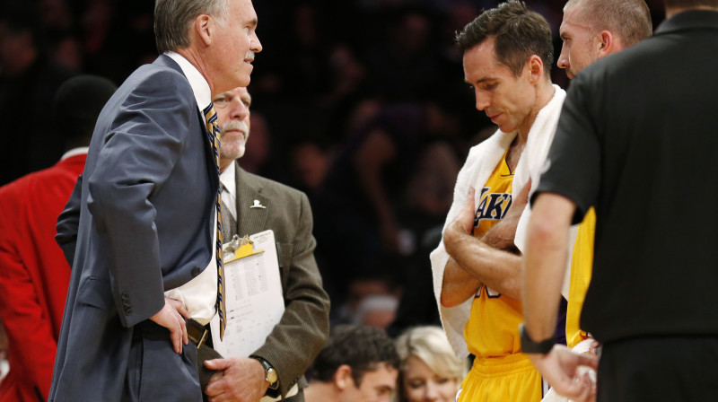 Maiks D'Antoni un Stīvs Nešs - kurš no abiem būs "Lakers" arī nākamsezon?
Foto: AP/Scanpix
