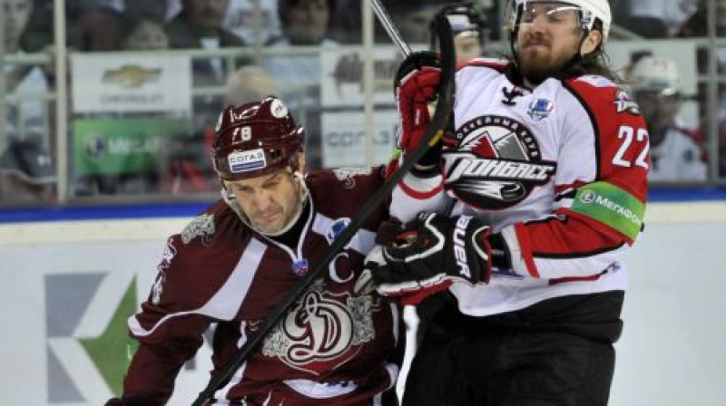 Sandis Ozoliņš un Lukāšs Kašpars
Foto: Romāns Kokšarovs, Sporta Avīze, f64