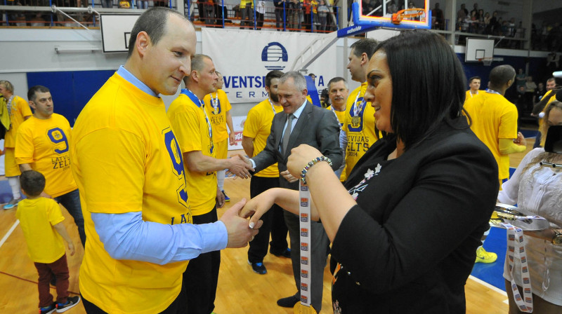 BK "Ventspils" galvenais treneris Roberts Štelmahers saņem zelta medaļu no LBL direktores Lāsmas Zanderes
foto:bkventspils.lv