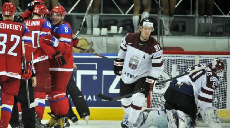 Krievijas izlases hokejisti atzīmē vārtu guvumu
Foto: Romāns Kokšarovs, Sporta Avīze, f64