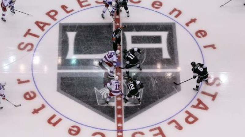 Pirmās finālspēles starp Losandželosas "Kings" un Ņujorkas "Rangers" pirmais iemetiens
Foto: AFP/Scanpix