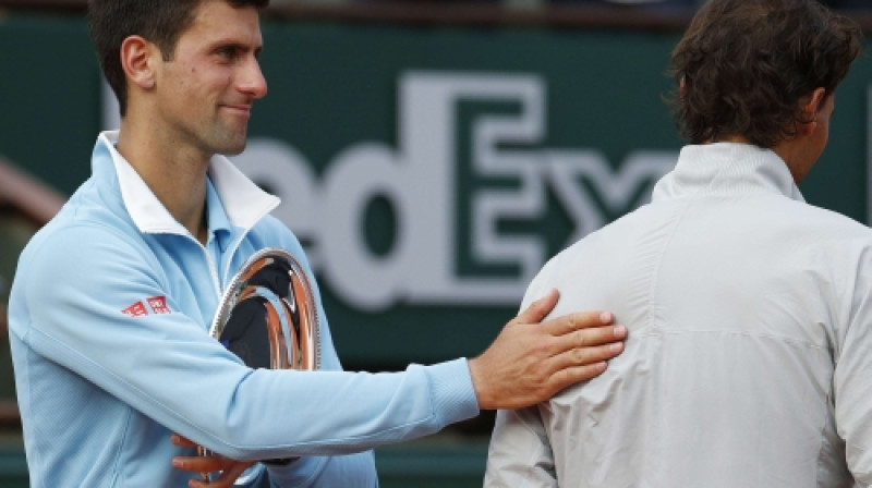 Novaks Džokovičs sveic Nadalu īsi pirms galvenās balvas saņemšanas
Foto: AP/Scanpix