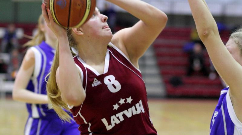 Vineta Bīriņa un Latvijas U18 izlase: līdz startam Eiropas junioru čempionātā vēl mēnesis.
Foto: basket.ee