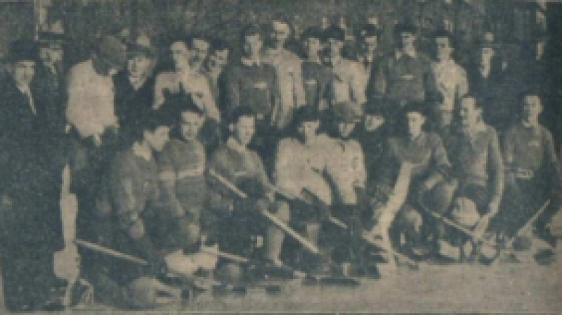 Latvijas un Lietuvas izlašu kopfoto pirms spēles 1932.gada 27.februārī.  Foto avots: "Pasaules Pasts", 1932.g. 6.marts.