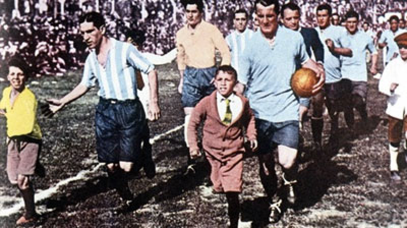 Urugvajas un Argentīnas futbola izlases dodas laukumā pirmā pasaules čempionāta finālmačā.