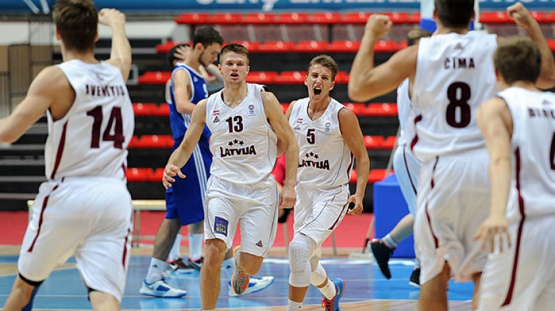 Latvijas basketbolisti līksmo par uzvaru
Foto: www.fibaeurope.com