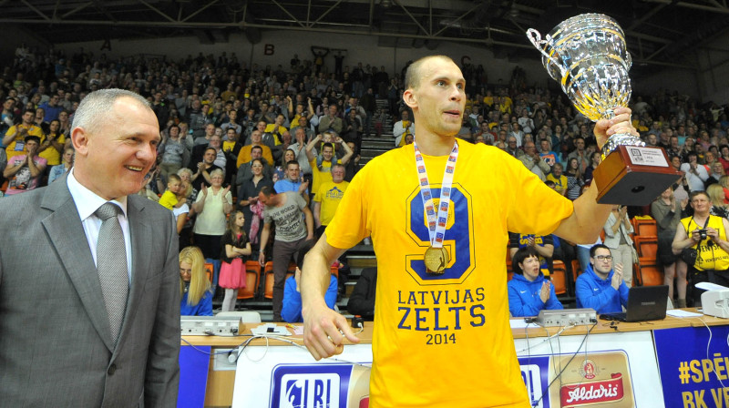 Akselis Vairogs, saņemot Latvijas čempiona kausu
www.bkventspils.lv