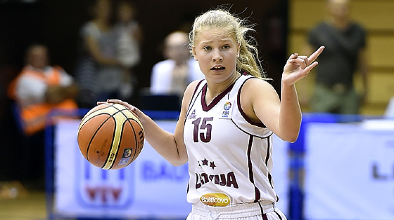 Elīna Ruperte un Latvijas U16 izlase: jācīnās par 5.vietu Eiropas kadetu čempionātā.
Foto: FIBAEurope.com