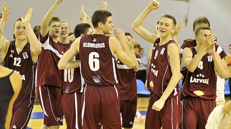 Latvijas U16 izlase pusfinālā gūtās emocijas jāliek lietā finālspēlē ar Franciju.
Foto: FIBAEurope.com